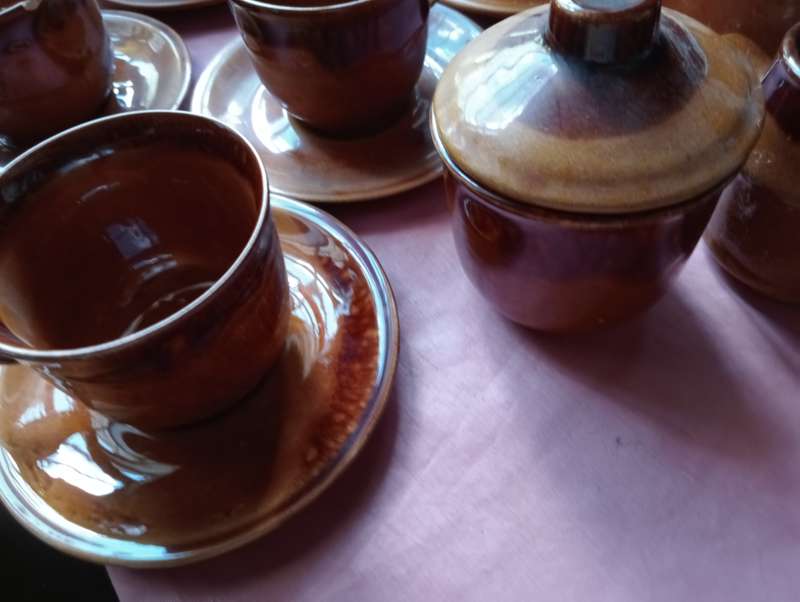 VINTAGE 17 PIECE POTTERY TEASET