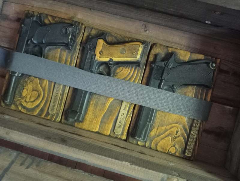 VINTAGE COLLECTABLE  SOUTH AFRICA ARMY CRATE WITH LOCK AND WALL HANGING COLLECTABLES
