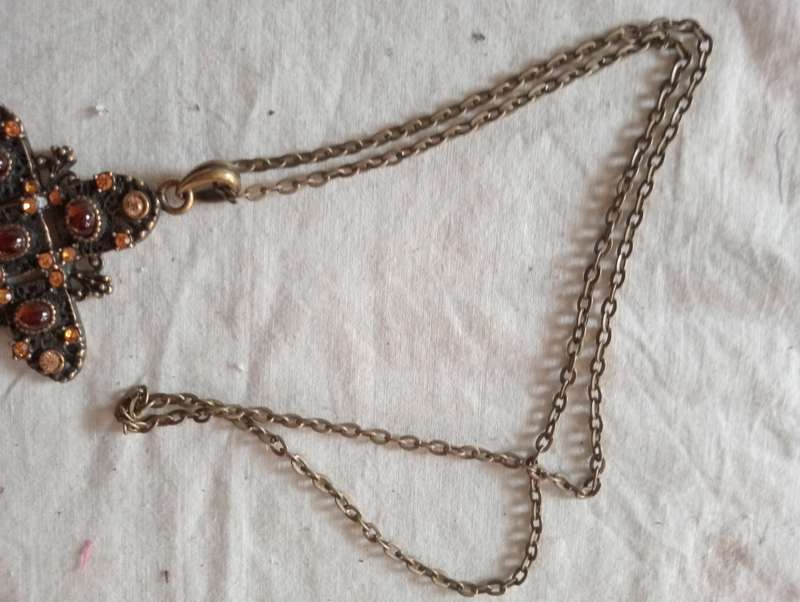 VINTAGE COSTUME JEWELRY CHAIN WITH CROSS WITH ORANGE STONES