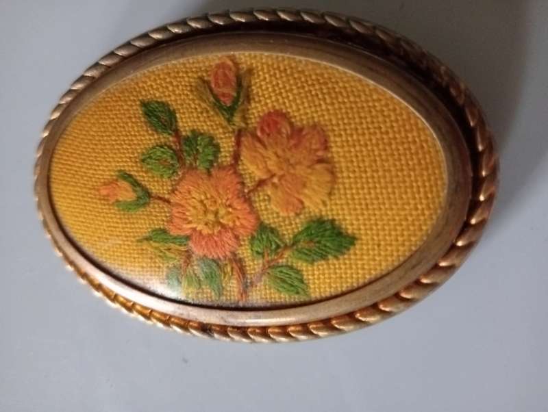 VINTAGE EMBROIDERY GOLDPLATED BROOCH