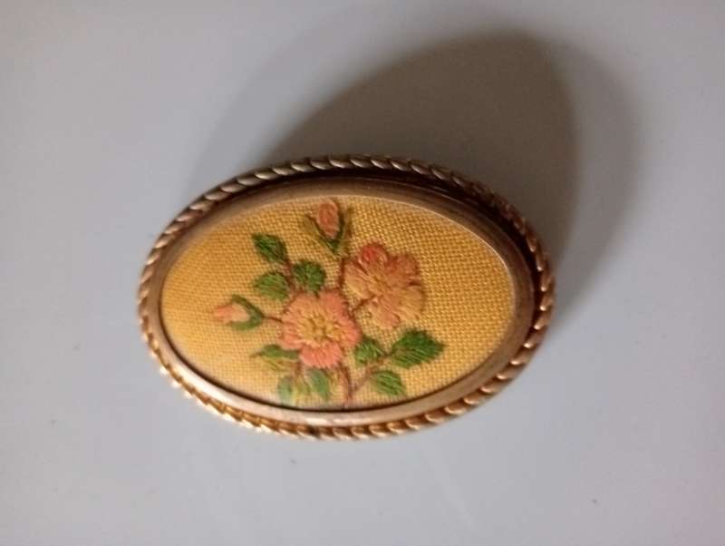 VINTAGE EMBROIDERY GOLDPLATED BROOCH
