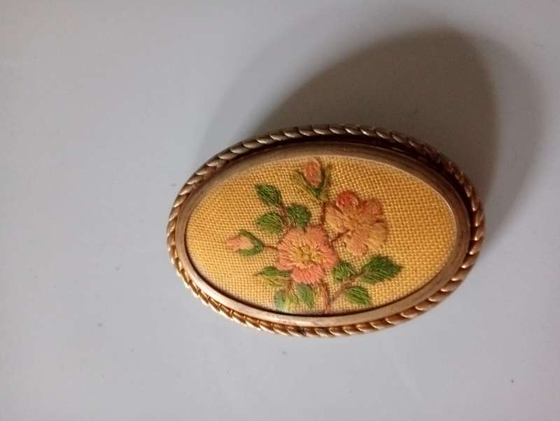 VINTAGE EMBROIDERY GOLDPLATED BROOCH