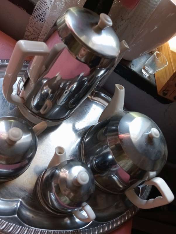 VINTAGE 4 PIECE EVER HOT ISOLATED  TEA SET ON TRAY
