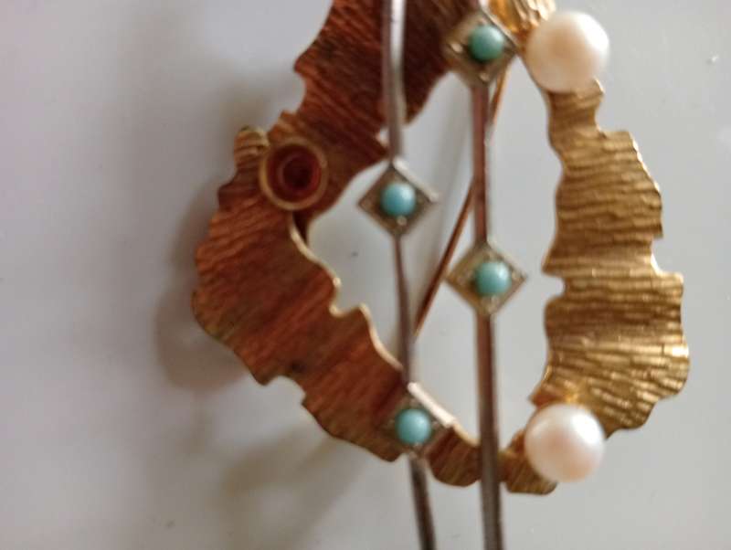 VINTAGE  GOLD PLATED FAUX PEARLS AND TURQUISE STONES BROOCH