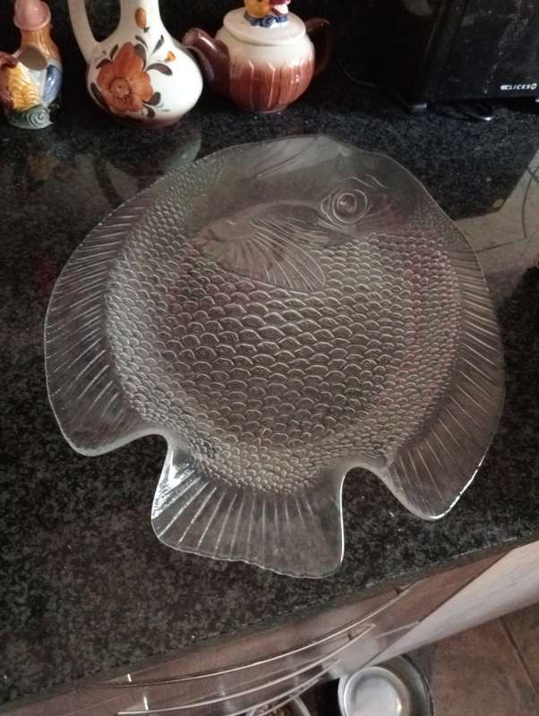 VINTAGE GLASS FISH  PLATE