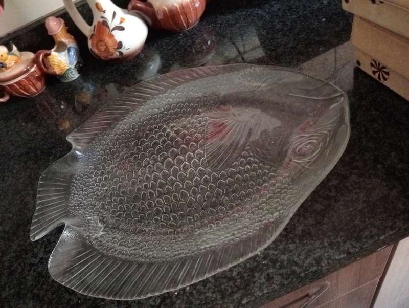 VINTAGE GLASS FISH  PLATE