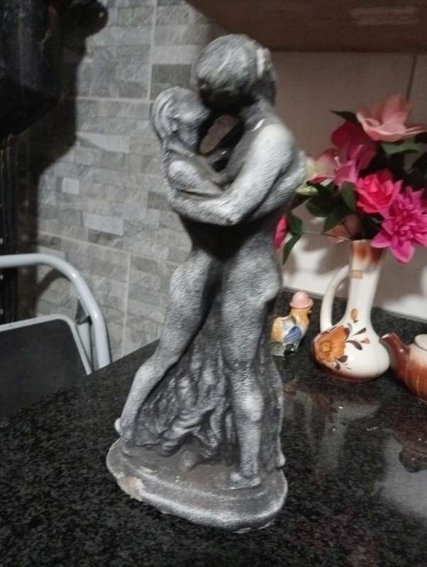 VINTAGE HEAVHY  THE KISS SCULPTURE