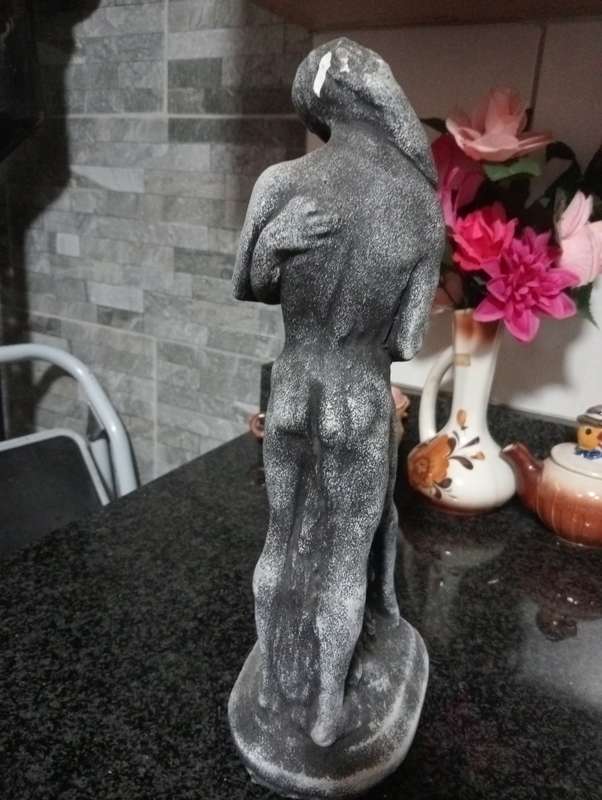 VINTAGE HEAVHY  THE KISS SCULPTURE