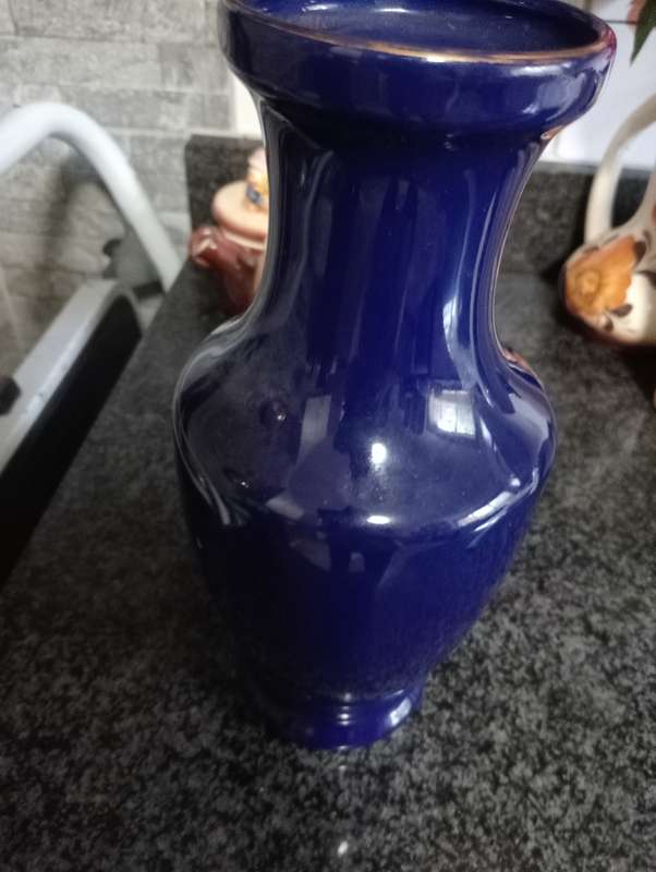 VINTAGE KOBALT BLUE CHINESE PORCELAIN VASE