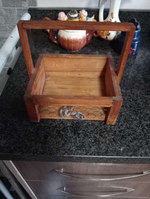 VINTAGE WOODEN HOLDER WTH HANDLE
