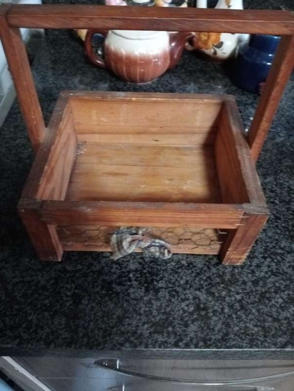 VINTAGE WOODEN HOLDER WTH HANDLE