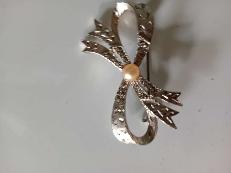 VINTAGE MARCASITE BOW TIE FAUX PEARL BROOCH