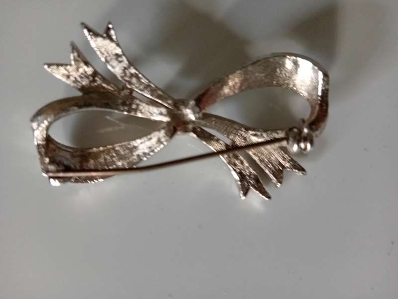 VINTAGE MARCASITE BOW TIE FAUX PEARL BROOCH