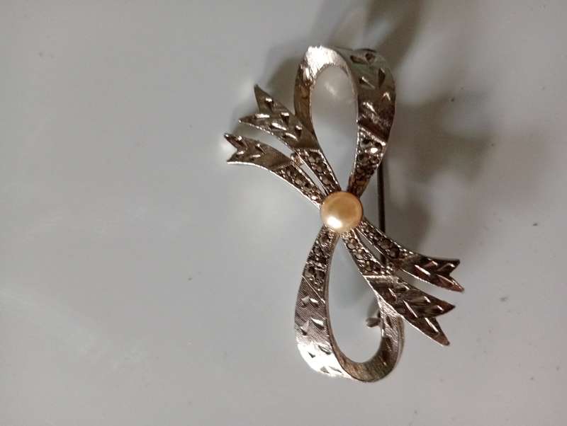 VINTAGE MARCASITE BOW TIE FAUX PEARL BROOCH