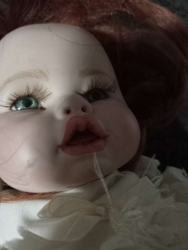 VINTAGE PORCELAIN DOLL WITHOUT FEET