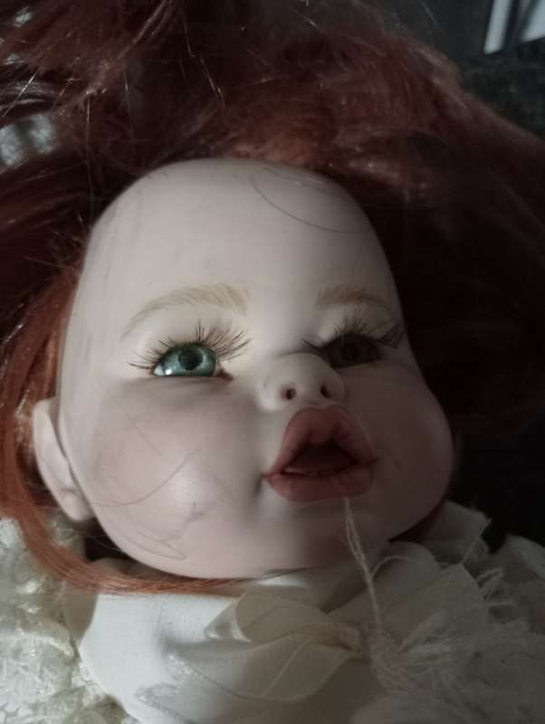 VINTAGE PORCELAIN DOLL WITHOUT FEET