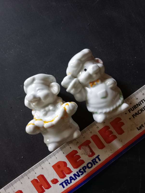 VINTAGE SALT AND PEPPER SHAKERS