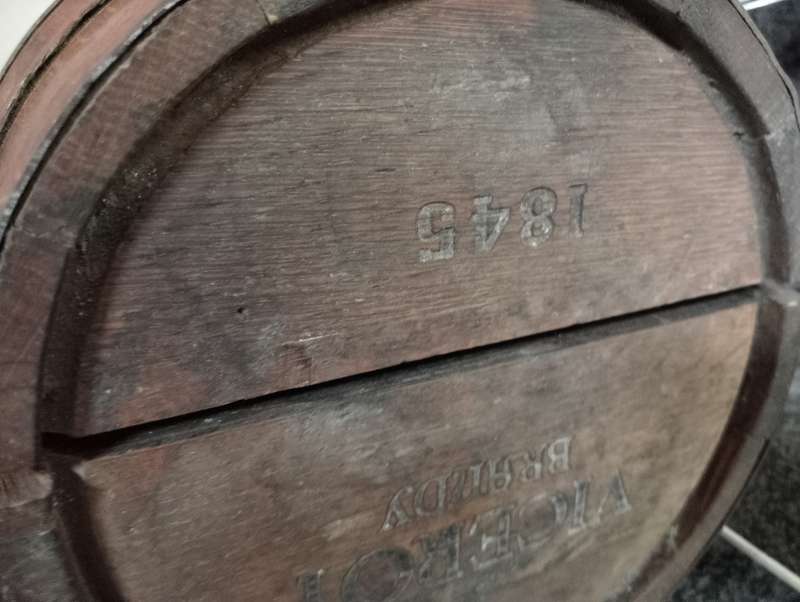 VINTAGE WOODEN WINE CASKET WITH LATCH