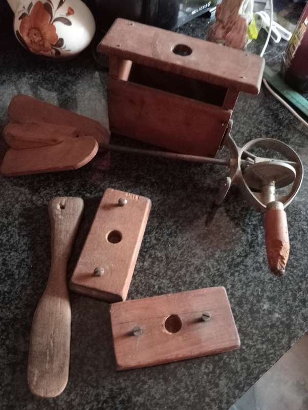 ANTIQUE WOODEN BUTTER CHURN