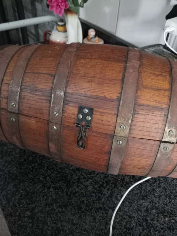 VINTAGE WOODEN WINE CASKET WITH LATCH