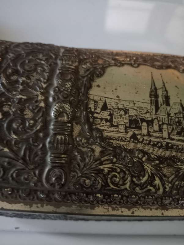 ANTIQUE COLLECTABLE TIN
