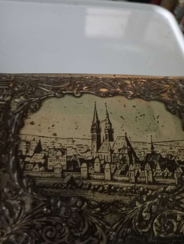 ANTIQUE COLLECTABLE TIN