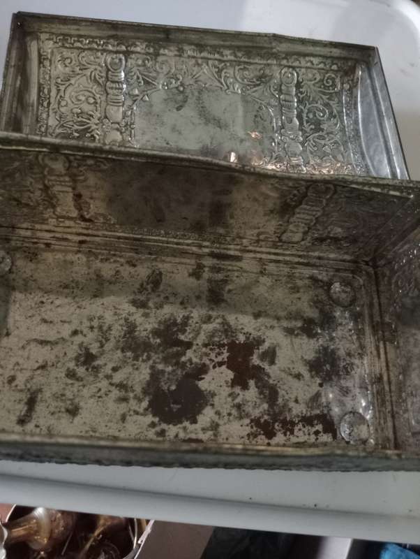 ANTIQUE COLLECTABLE TIN