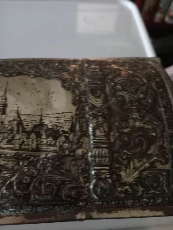 ANTIQUE COLLECTABLE TIN