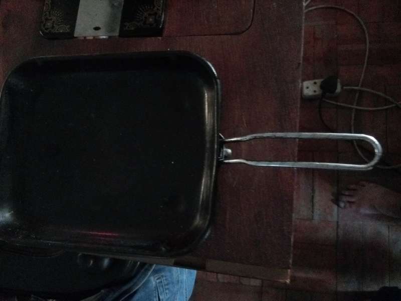VINTAGE BLACK PAN WITH HANDLE