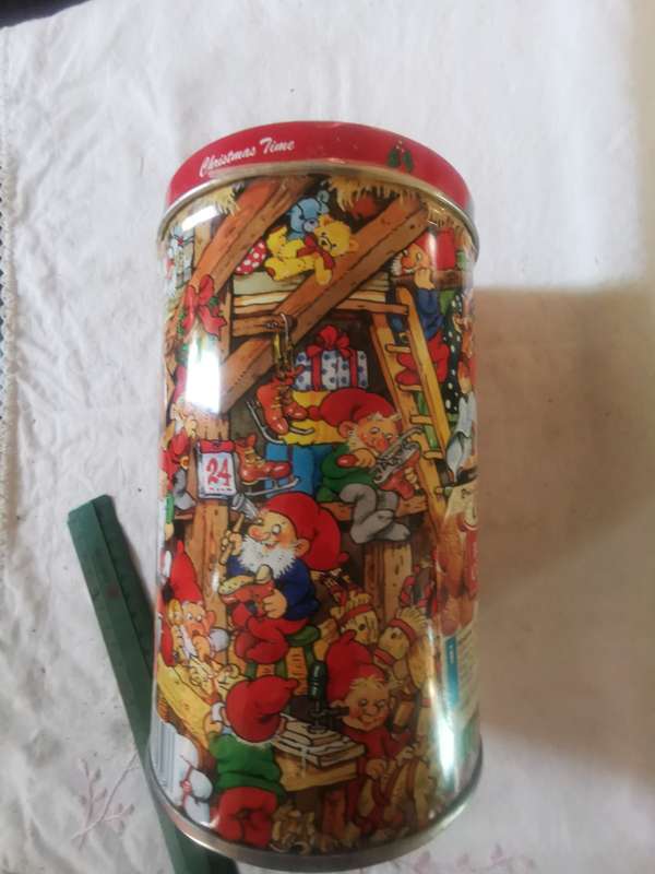 COLLECTABLE CHRISTMAS TIN