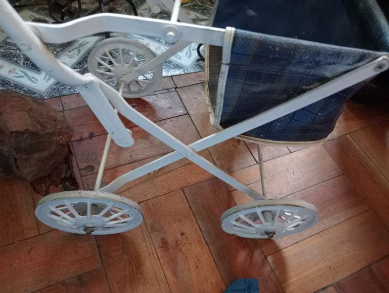 VINTAGE DOLLS PRAM