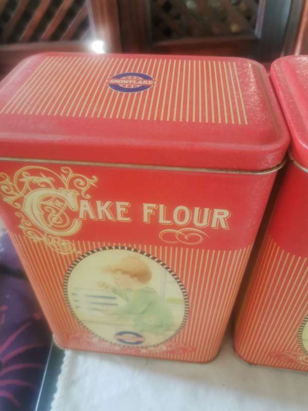 VINTAGE SNOWFLAKE CAKE FLOUR TINS