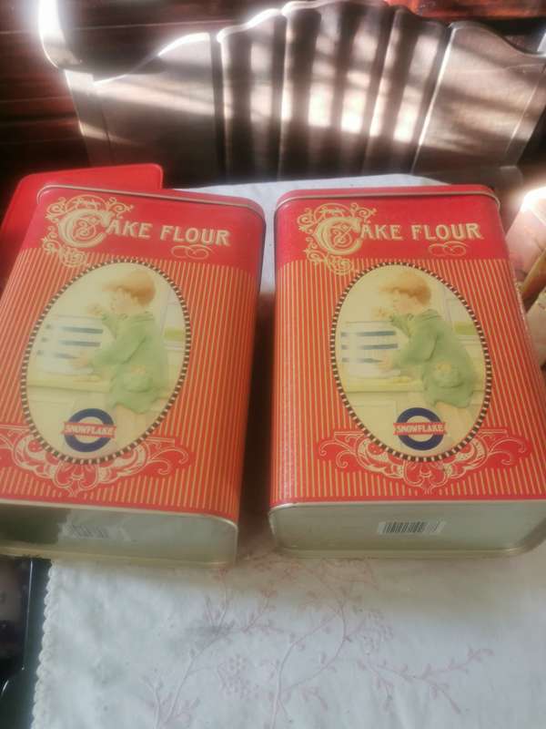 VINTAGE SNOWFLAKE CAKE FLOUR TINS
