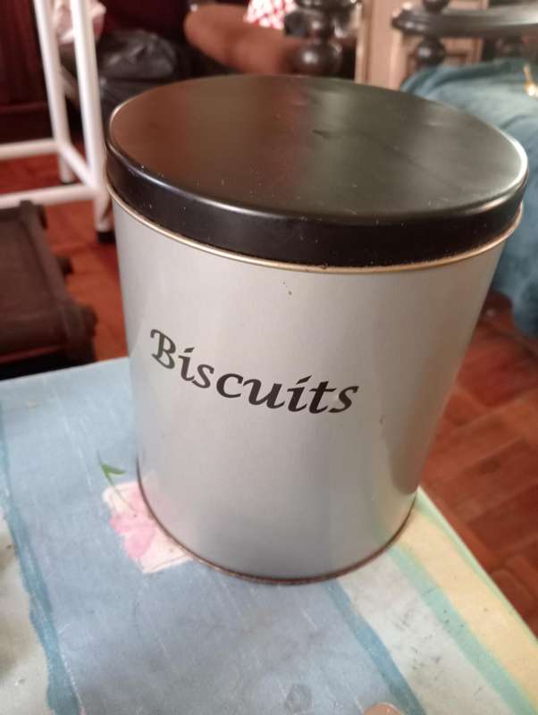 VINTAGE BISCUIT TIN