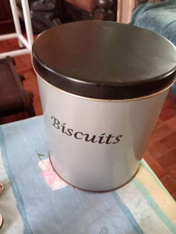 VINTAGE BISCUIT TIN