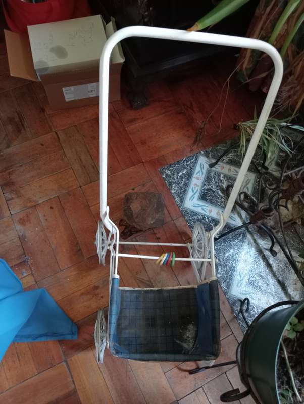 VINTAGE DOLLS PRAM
