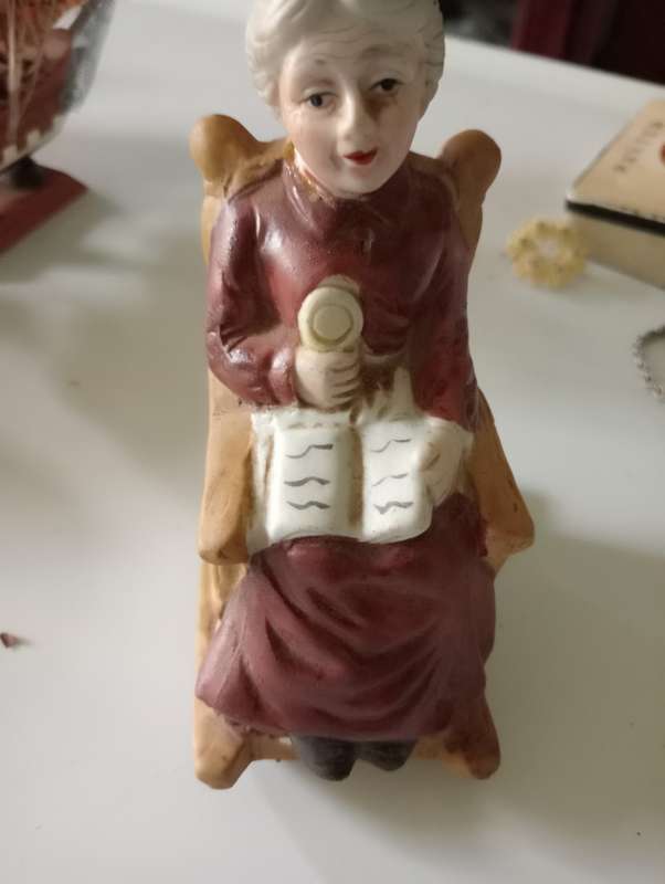 VINTAGE GRANDMA FIGURINE ON CHAIR