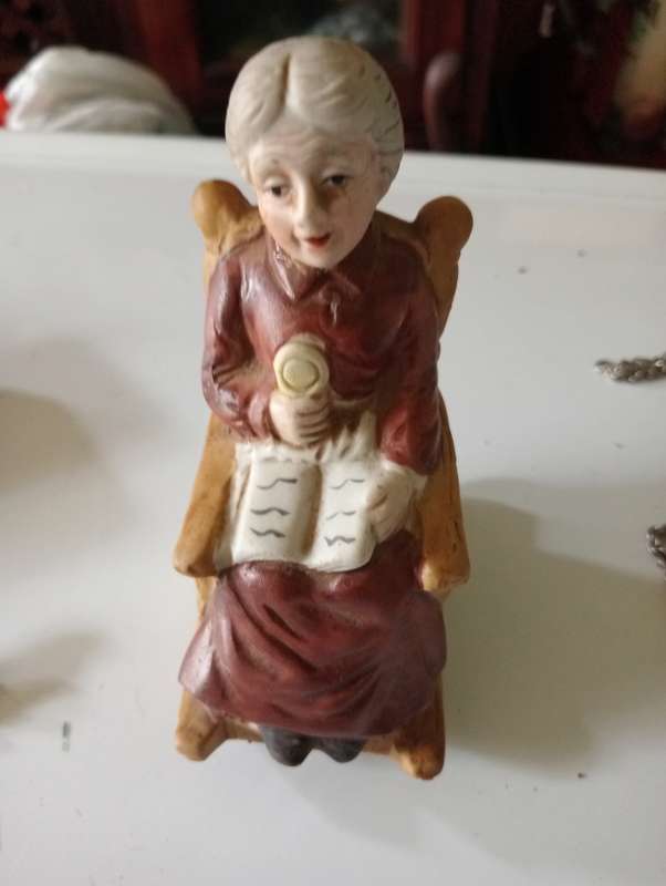 VINTAGE GRANDMA FIGURINE ON CHAIR