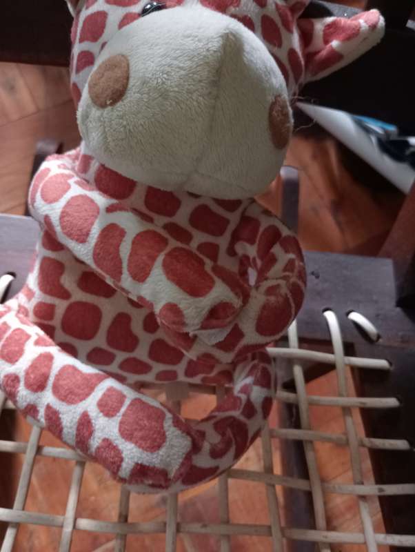 VINTAGE SMALL STUFFED GIRAFFE