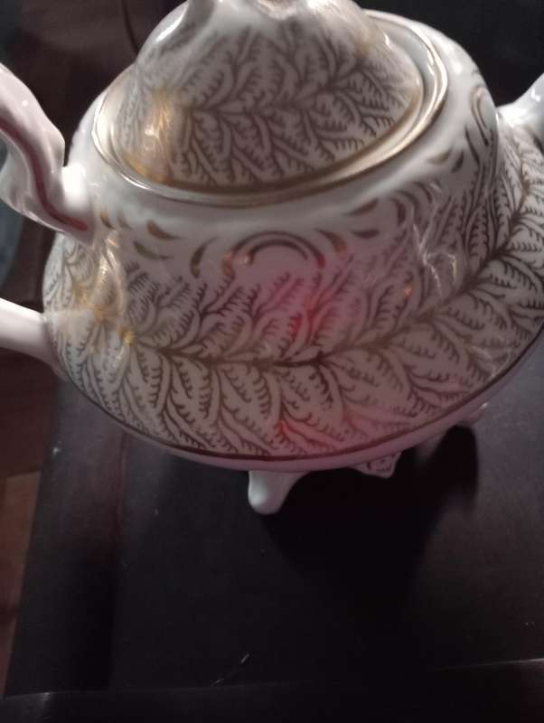 VINTAGE WHITE TEAPOT  WIT LID