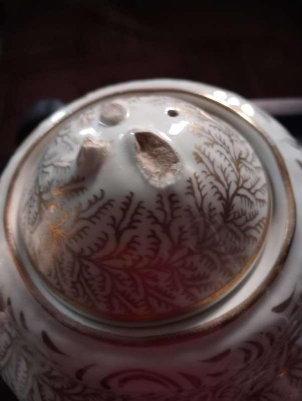 VINTAGE WHITE TEAPOT  WIT LID