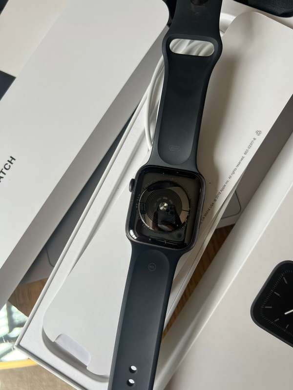 Apple Watch Series 5 (44mm), Great Condition + box & charger .