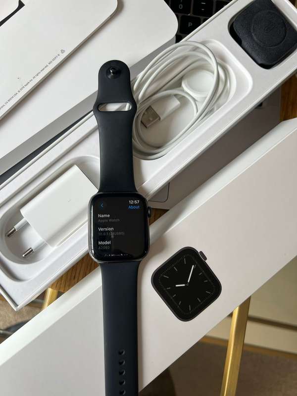 Apple Watch Series 5 (44mm), Great Condition + box & charger .