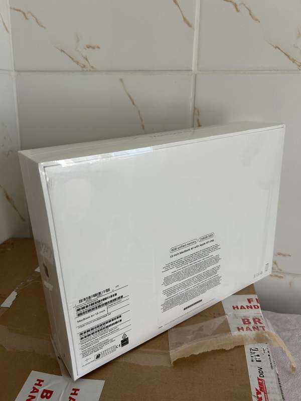 SEALED ->2020 Apple MacBook Air 13-inch M1 8-Core CPU, 7-Core GPU (8GB Unified RAM,256GB SSD,Grey)