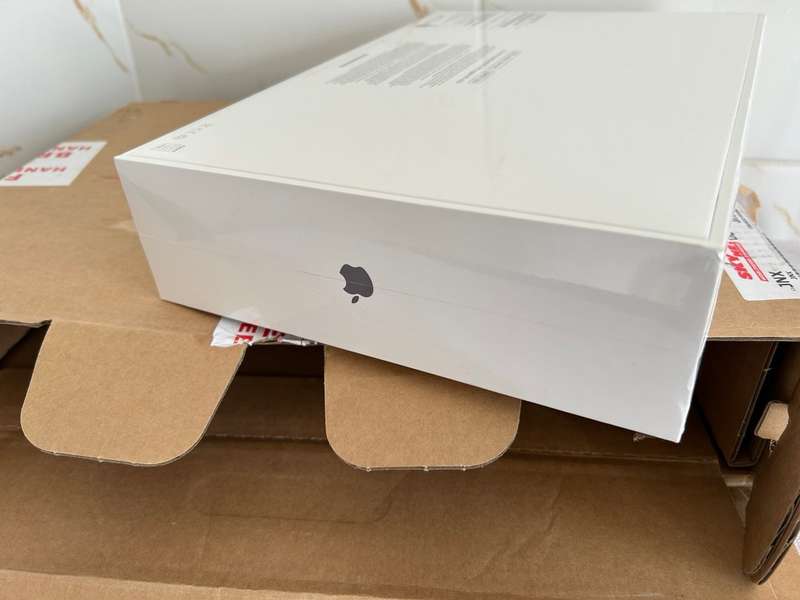 SEALED ->2020 Apple MacBook Air 13-inch M1 8-Core CPU, 7-Core GPU (8GB Unified RAM,256GB SSD,Grey)