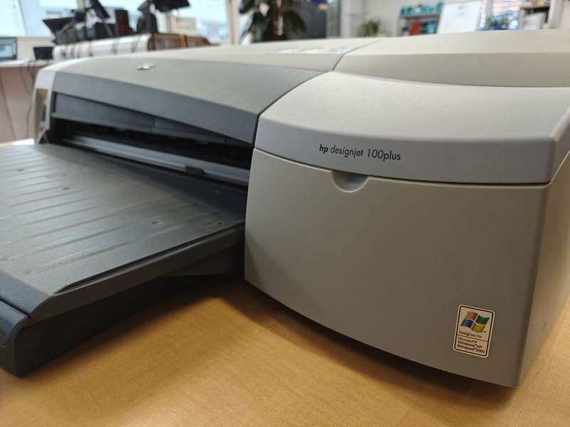 HP DESIGNJET 100PLUS PLOTTER , WITH NEW PRINTHEAD, AND 75% INK