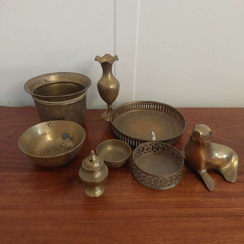 Mixed lot brass and brass tone items
