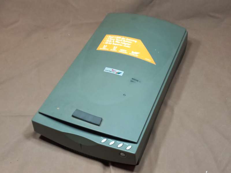 Genius Colorpage HR-7 Scanner with Transparency Scanner