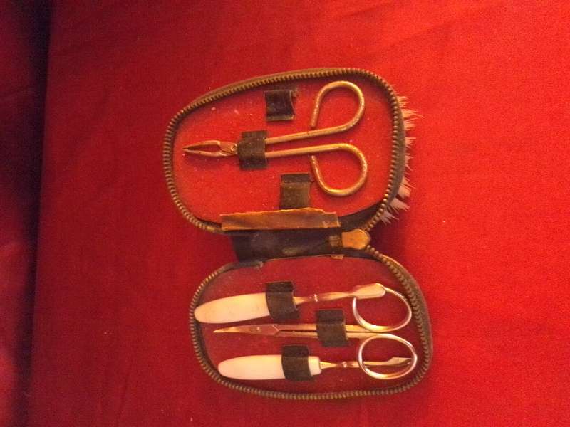 Vintage Brush With Manicure Set