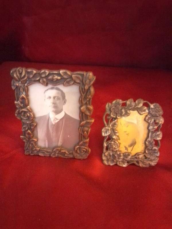 2 x Small Old Photo Frames With Flower Motif
